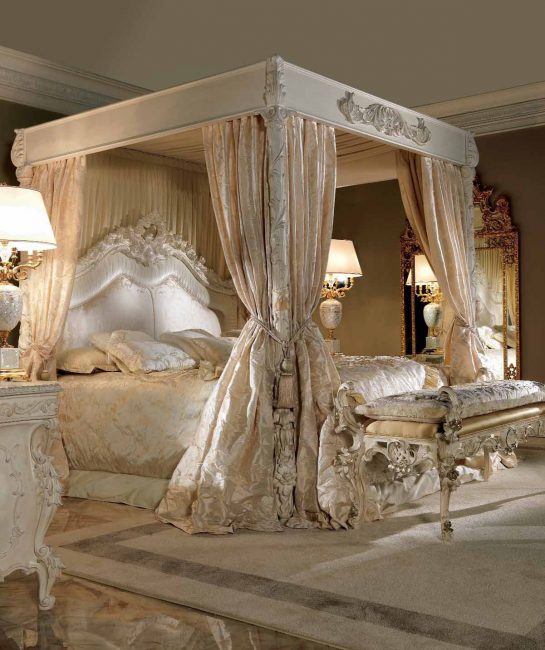 Komfortables Bett im historischen Stil