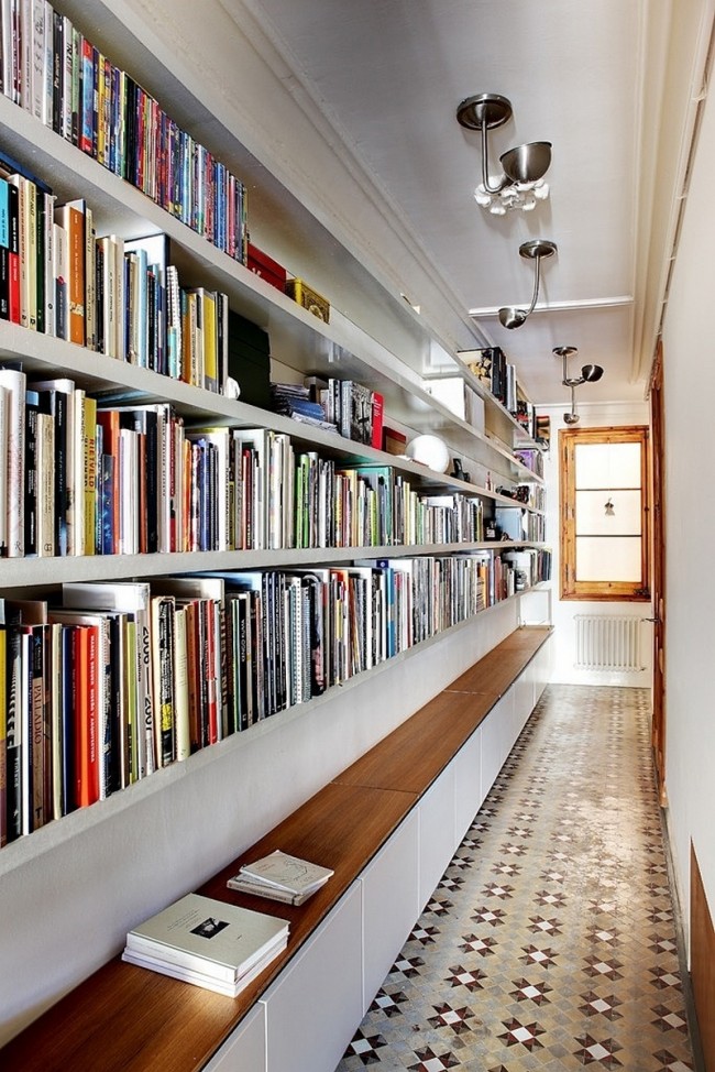 Вашата лична библиотека може да бъде поставена точно в коридора, ще спестите място, без да претрупвате другите с големи библиотеки и рафтове, а също така ще изглежда много впечатляващо