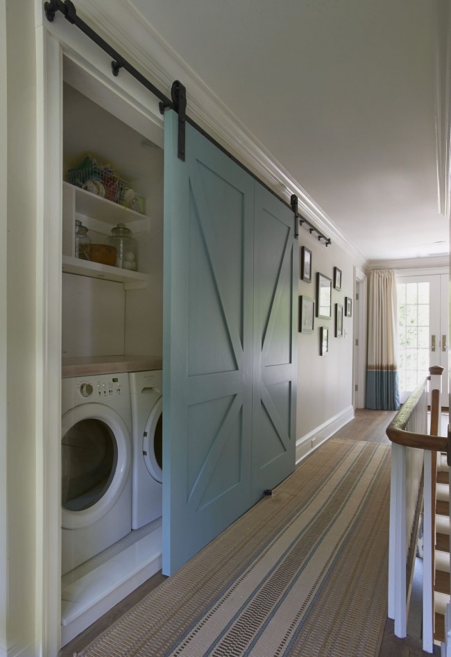 Необичайно практичен и просторен гардероб в тесен коридор на частна къща. Той може лесно да побере пералня и други домакински уреди с всички необходими аксесоари.