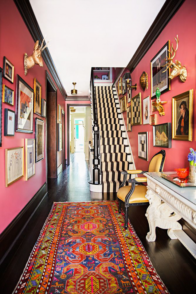 Много смело решение: ярко розови стени и цветни картини в комбинация с необичаен декоративен килим ще подчертаят индивидуалността на собственика