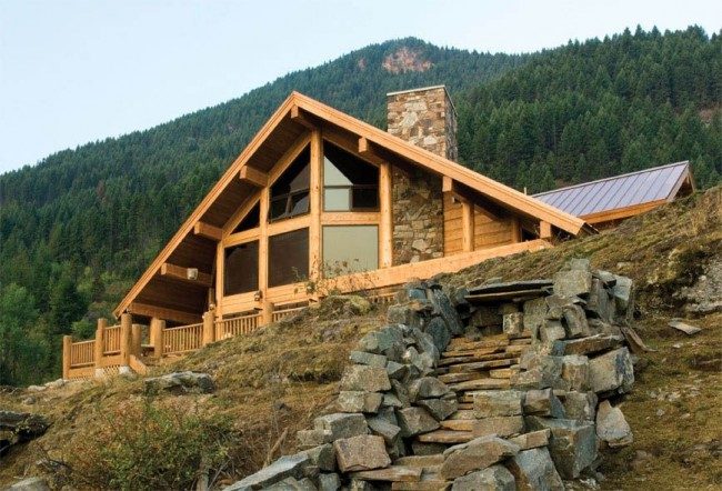 Планинска къща в стил хижа под огромен триъгълен дървен покрив