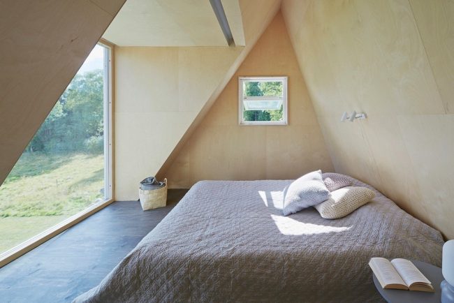 Малка спалня в таванската стая на триъгълна къща