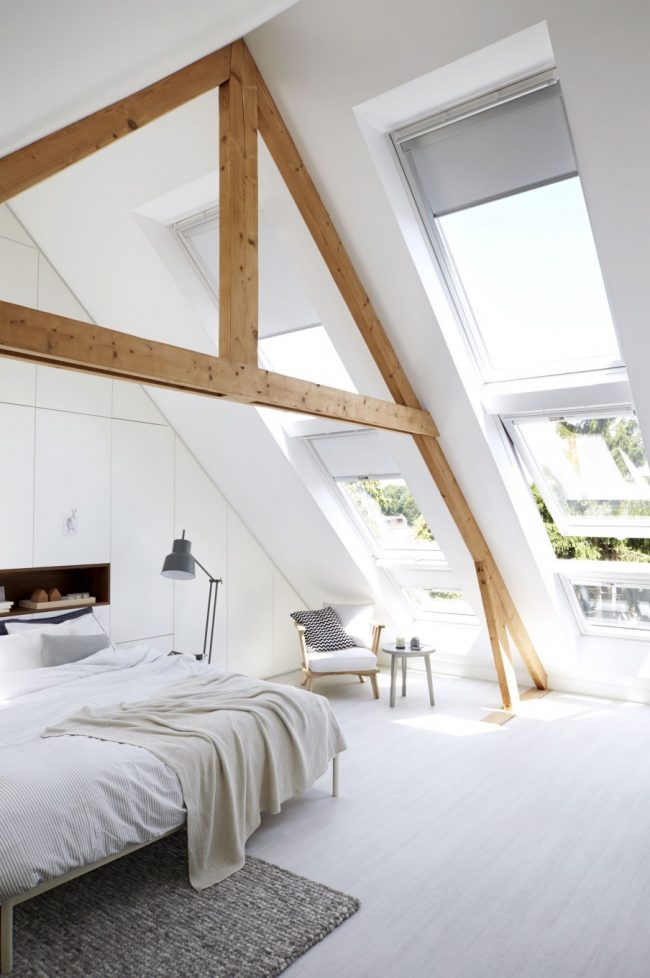 Спалня в скандинавски стил с греда от сурова дървесина
