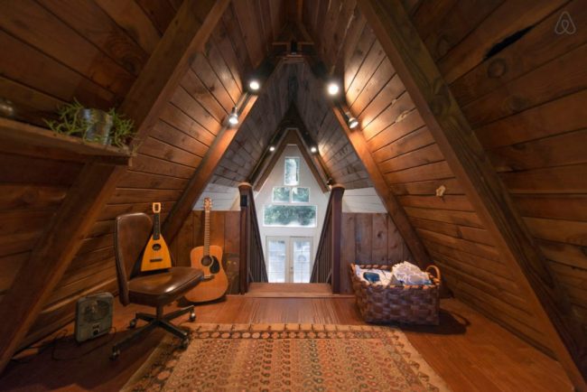Къща-хижа: снимка на дървени облицовки в триъгълна къща
