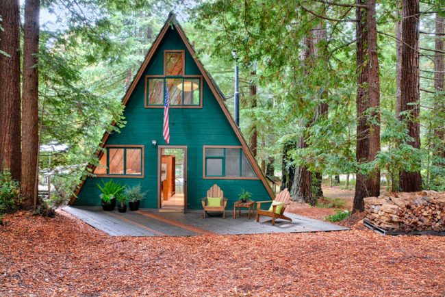 Триъгълен ловен дом в гората с проход