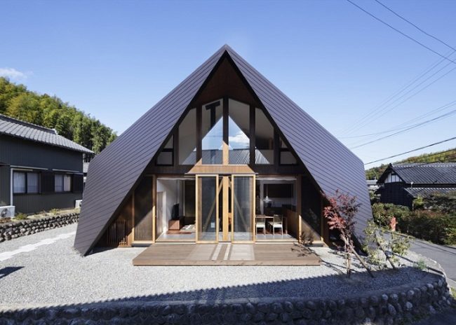 Триъгълна къща оригами в Япония
