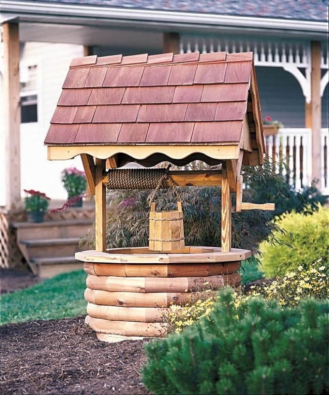 Holzhaus für einen Brunnen