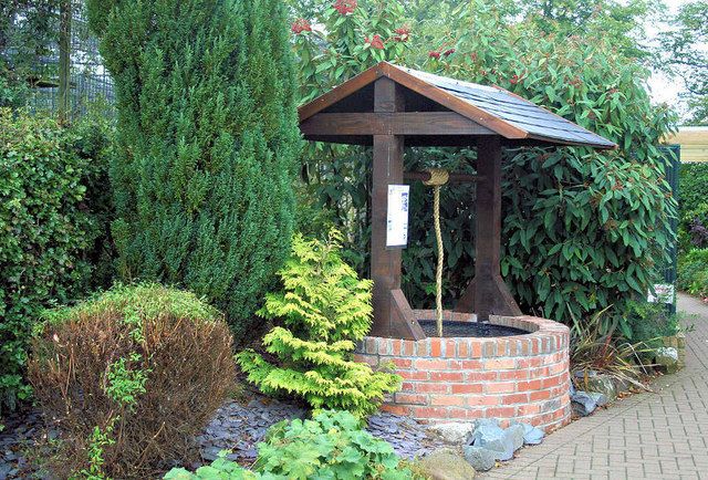 Haus für einen Brunnen mit Ziegelsockel