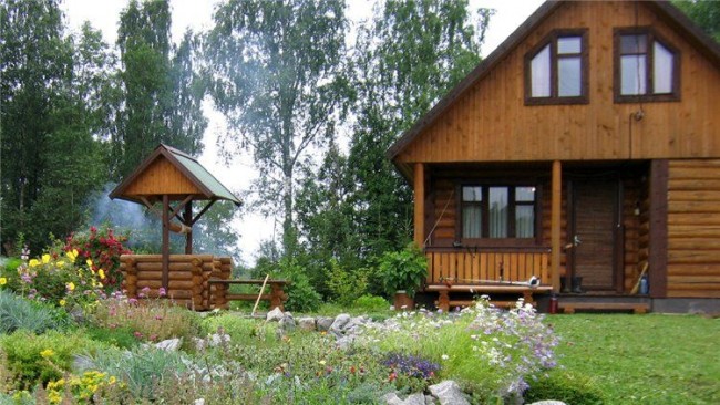Harmonische Kombination aus Brunnen und Landhausstil