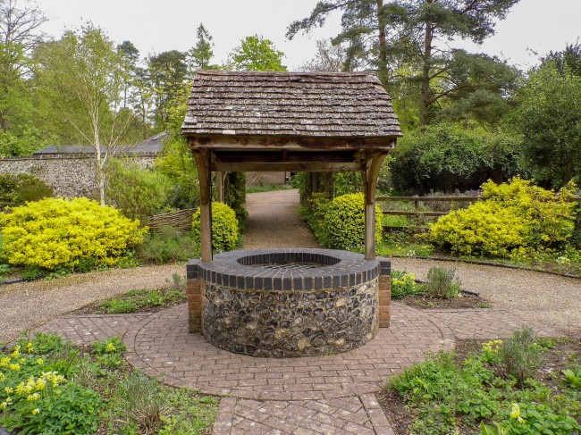 Der Brunnen dient als wunderbare Dekoration für den Garten