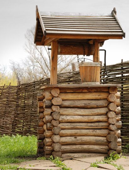Ein schönes Haus für einen Brunnen wird Ihrer Vorstadt einen Hauch von Originalität und Stil verleihen