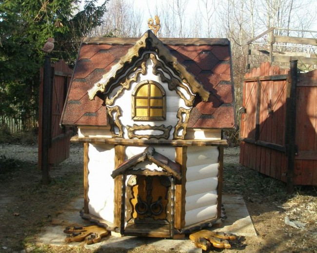 Brunnenhaus mit geschnitzten Zierelementen