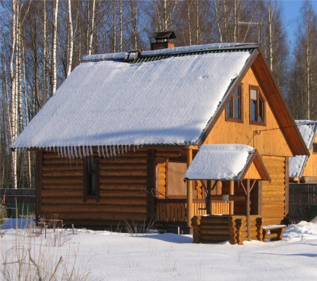 Brunnenhaus mit Sockel in Form eines Blockhauses