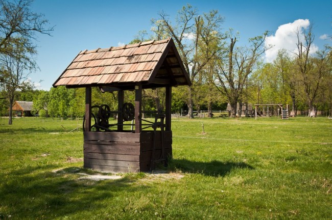 Die Abmessungen des Hauses für den Brunnen müssen immer der Gestaltung des Brunnens selbst entsprechen.