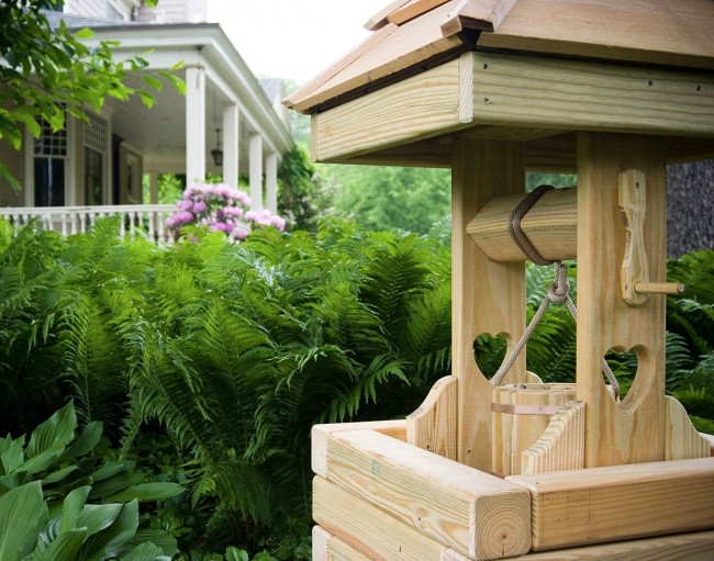 Ein Haus für einen Brunnen aus Holz wird für die Umweltfreundlichkeit des Materials, Erschwinglichkeit, Schönheit und Langlebigkeit geschätzt.