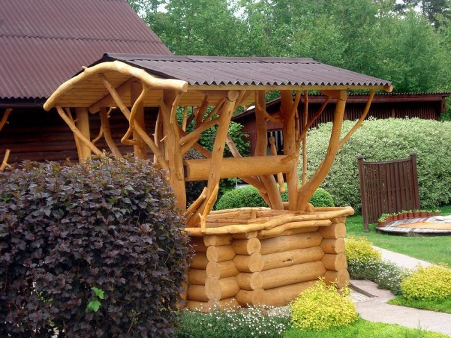 Haus für einen Brunnen im rustikalen Stil