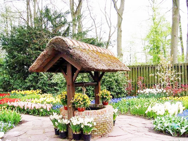 Haus für einen Brunnen mit antiker Dekoration