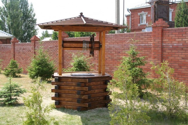 Brunnenhaus mit sechseckigem Holzsockel