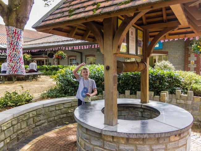 Schöner Brunnen mit Steinsockel und Ziegeldach