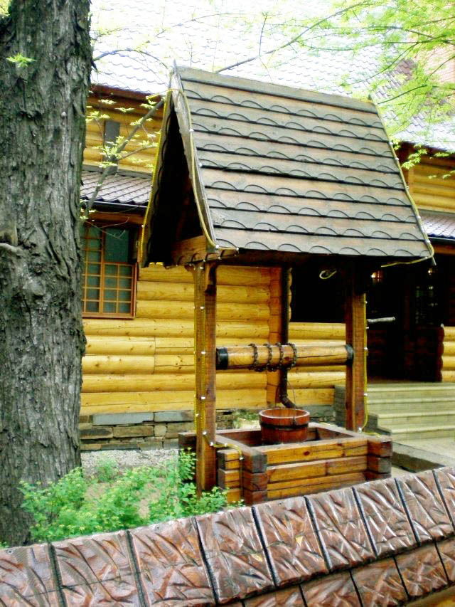 Harmonische Kombination eines Brunnenhauses mit anderen architektonischen Strukturen