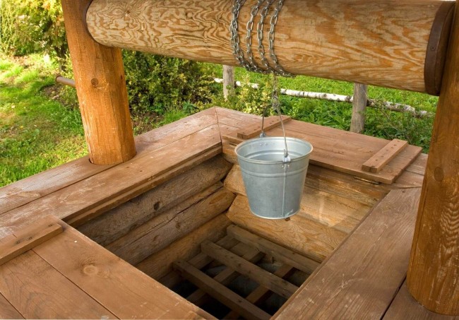 Die Brunnentür schützt nicht nur das Wasser vor Verschmutzung, sondern dient auch als Sicherheitsmaßnahme