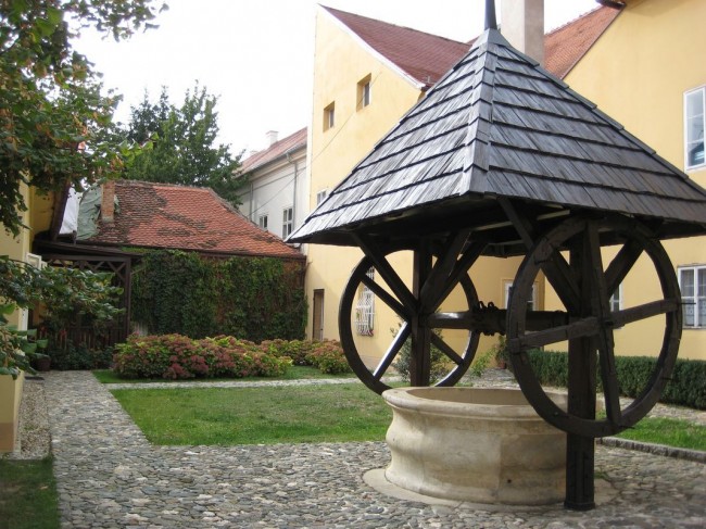 Prächtiges Brunnenhaus im alten Stil