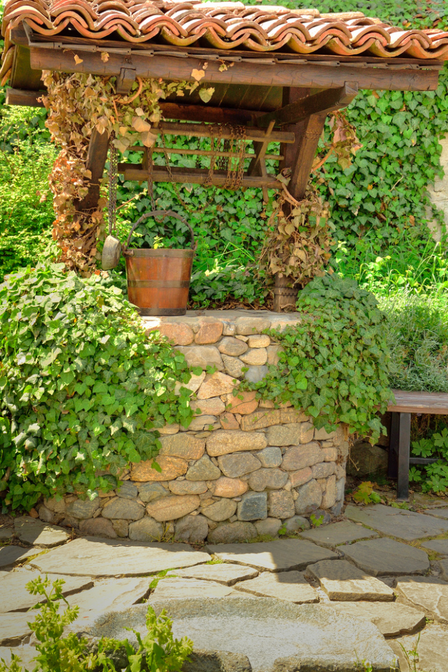 Das Brunnenhaus kann mit Kletterpflanzen geschmückt werden
