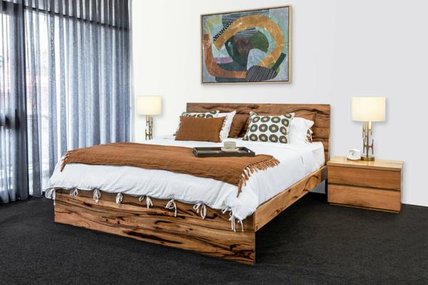 podwójne łóżko wykonane z drewna gruboziarnistego