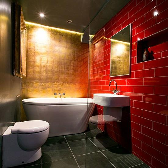 dramatyczna ciemna atmosfera wanna wanna nowoczesna czerwona ściana Nowoczesna łazienka