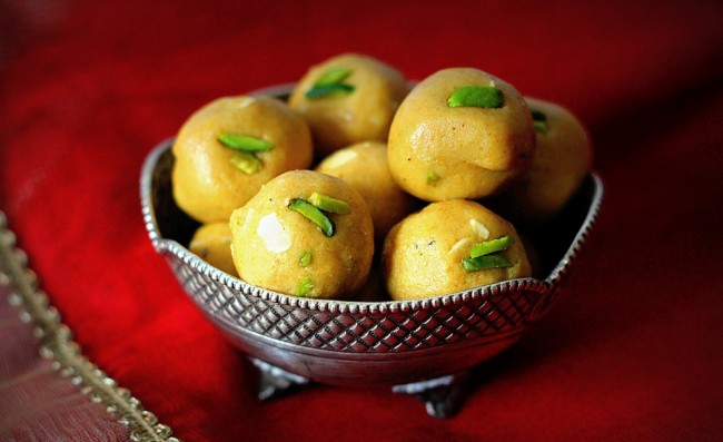 Фурна с микровълнова функция. Laddu - индийски сладкиши, приготвени от брашно от нахут, които са много прости и бързи за печене във фурната
