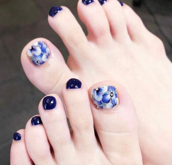 ciemnoniebieski motyw kwiatowy paznokci