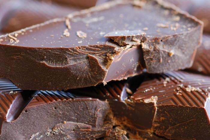 le chocolat noir contient moins de lait et de sucre