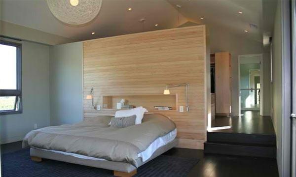 ciemna drewniana podłoga układająca nowoczesną sypialnię kontrastuje z jasnym ciemnym