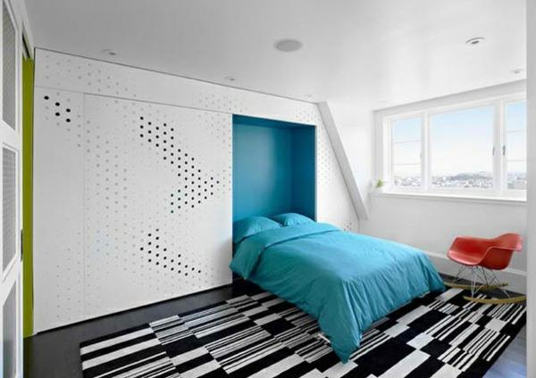 Podłogi z ciemnego drewna w nowoczesnej sypialni składane łóżko dywanowe!