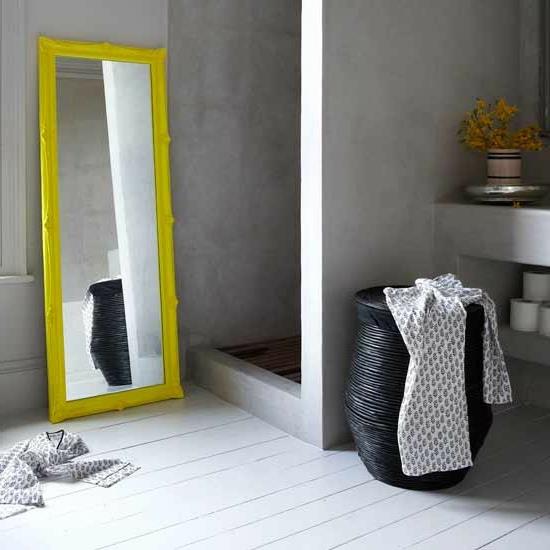 lustro prysznicowe duża żółta ramka nowoczesna łazienka