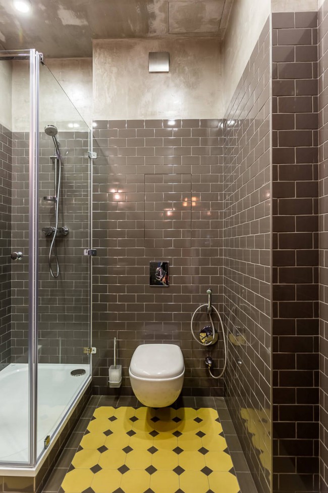 Duschkabine im Inneren eines Badezimmers im Loft-Stil