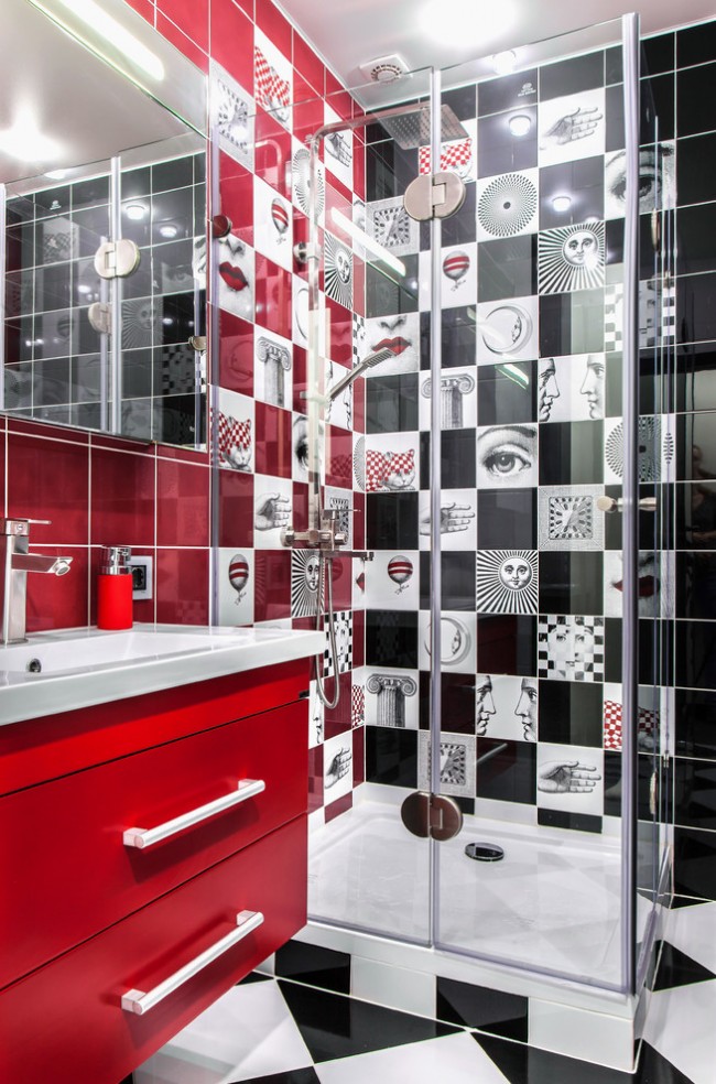 Rote und schwarze Fliesen sehen toll in der Sanitärraumdekoration aus