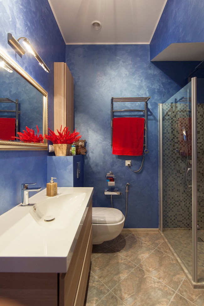 Blaue Wände und rote Dekorationen machen Ihr Design unwiderstehlich