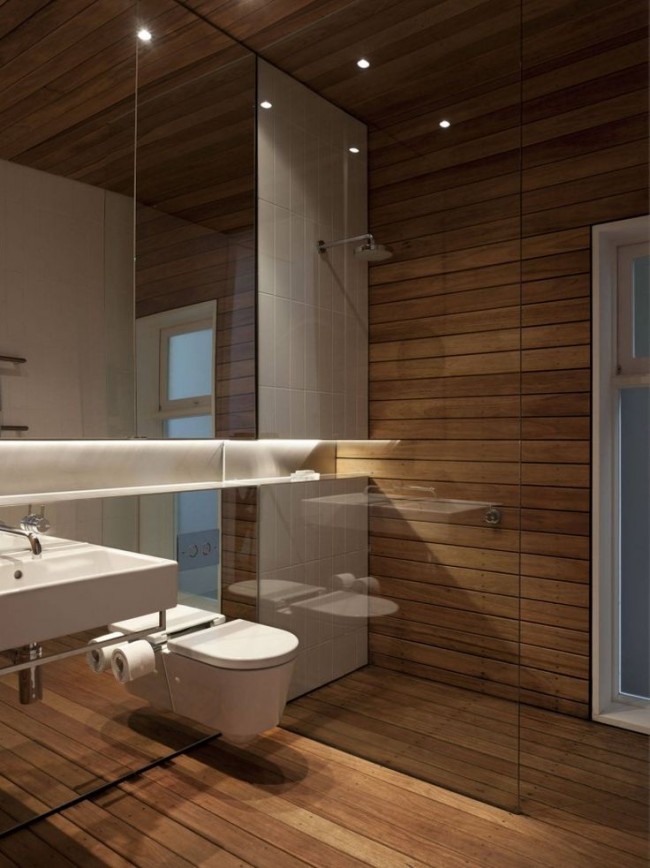 Eine schicke Kombination aus Glas und Holz im Badezimmer-Interieur