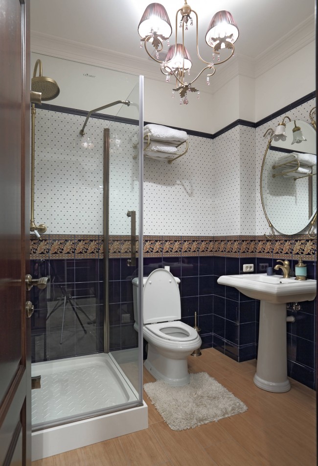 Duschkabine in einem klassischen Badezimmer-Interieur