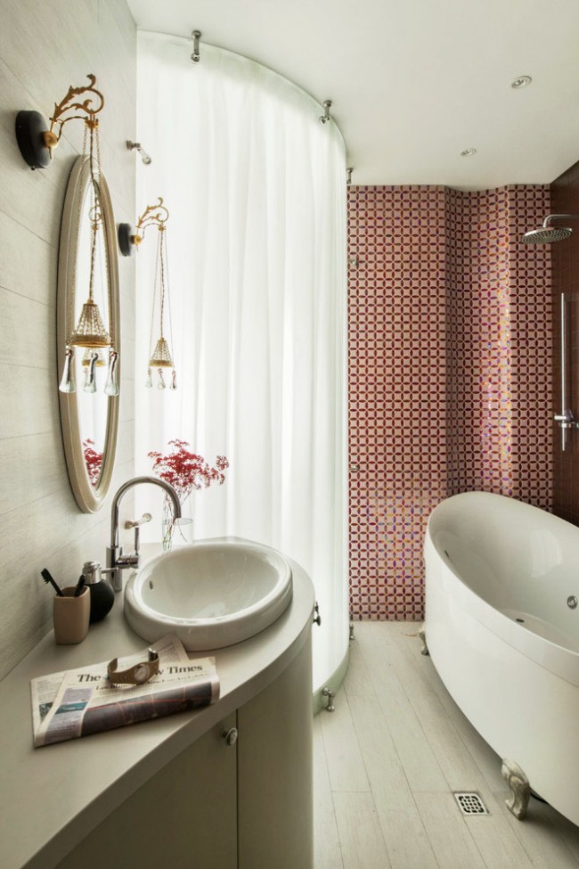 Um Platz zu sparen, können anstelle von Duschtüren Schiebevorhänge verwendet werden