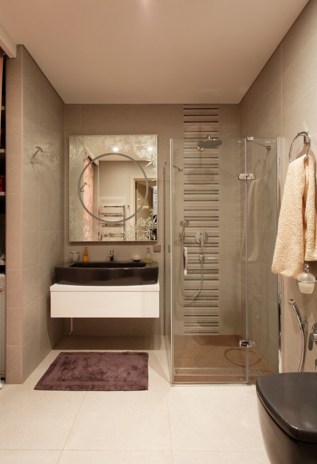 Kompakte Platzierung des Duschbereichs in einem kleinen Badezimmer