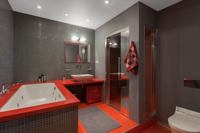Schickes kontrastierendes Badezimmer-Interieur mit Dusche