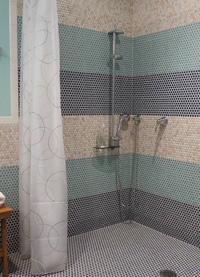 Das originelle Design des Badezimmers - in bunten Streifen