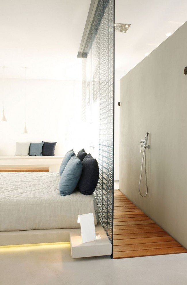 Schlafzimmer mit ungewöhnlicher Anordnung einer Dusche