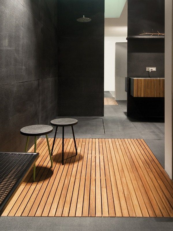 Krásný interiér koupelny se sprchovým koutem