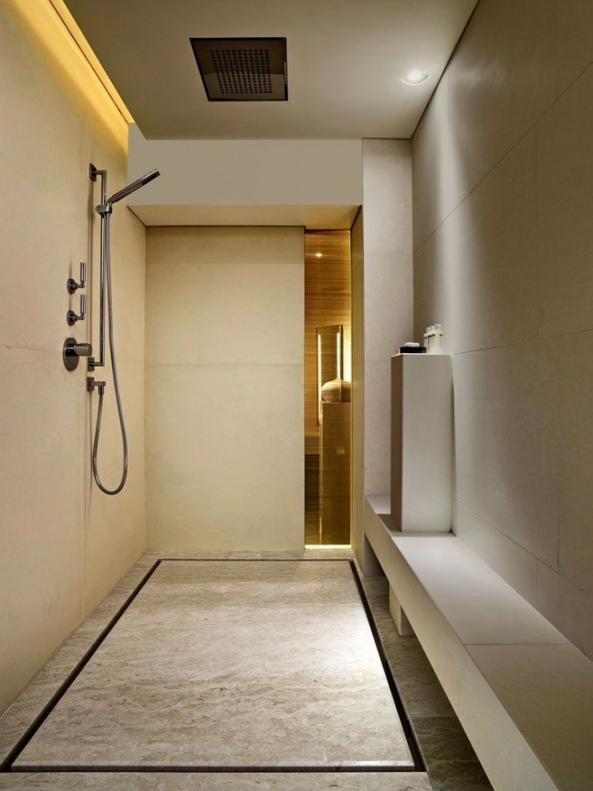 Moderní koupelna s otevřeným sprchovým koutem