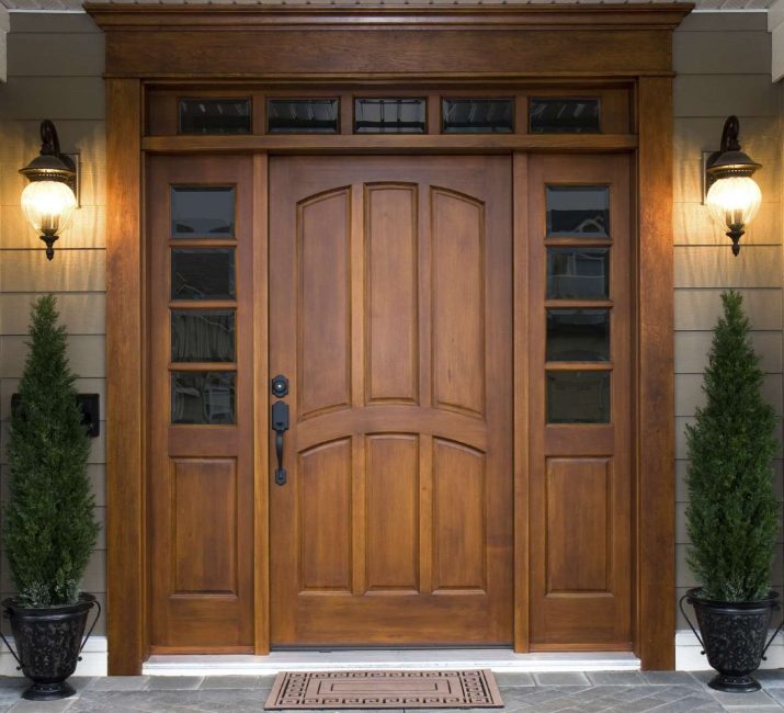 За входни врати се използват или конструкции от панелни панели или масивен масив.