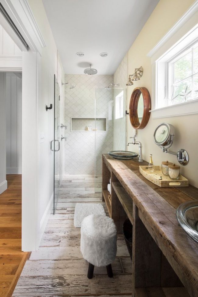 منزل صيفي في بوسطن مع حمام مستطيل الشكل مزين بأسلوب ريفي مع وفرة من الخشب