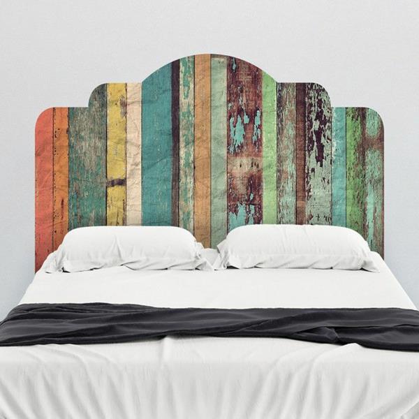 Meubles en bois véritable, colorés sur le lit